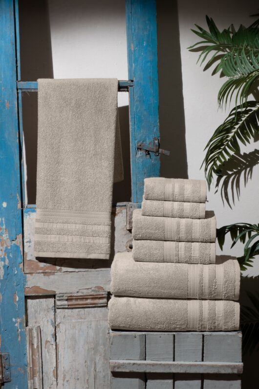 منشفة جسم بني فاتح سادة